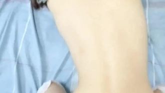 날씬한 창녀는 두 남자가 마음대로 놀았고, 그녀의 자지는 질내 사정하기 위해 콘돔없이 그녀의 부드러운 보지에 좆되었습니다 ~