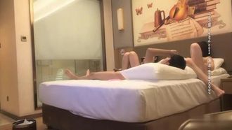 Wenxuan's Best Beauty concertó una cita con dos chicas sexys vestidas de blanco para tener sexo entre ellas, y un palo hizo que las dos chicas se lo pasaran muy bien ~