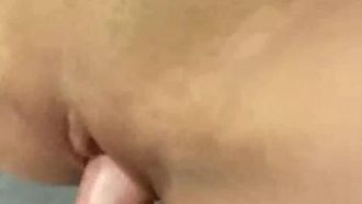Das junge Mädchen, das aus dem Ausland zurückgekehrt war, wurde kurz nach ihrem Studium im Ausland von einem ausländischen Schwanz überzeugt. Sie ergriff die Initiative, Schwänze zu essen und bettelte jeden Tag um Sex, um sie zu befriedigen