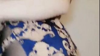 Ai miei fratelli piace vedermi giocare con mia sorella indossando un cheongsam o con la vescica nuda?