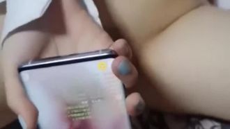 La belle écolière vient d'entrer à l'école, elle doit donc aller dans le lit de la personne âgée et bien la servir~