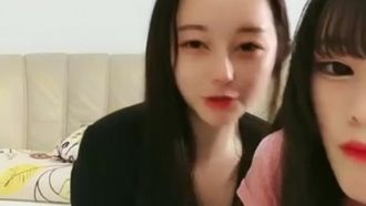 La bombasse Huya, connue sous le nom de Petite Reba, danse et se masturbe avec ses sœurs, offrant une bonne baise à son gros frère~