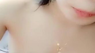 高颜值美女勾引粉丝宾馆约炮～无套啪啪做爱 太爽了不小心射在里面