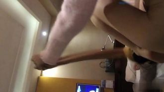 ¡Una joven rica con un fuerte temperamento sexual no pudo soportar el largo viaje de negocios de su marido y encontró un perro lobo musculoso para pasar la larga noche! ¡Finalmente, alcanzó el clímax con violentas embestidas y malas palabras!