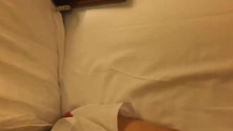 お金持ちの二代目が航空会社の最高のスチュワーデスの彼女とセックス～ストッキングを脱いでセックスを始める