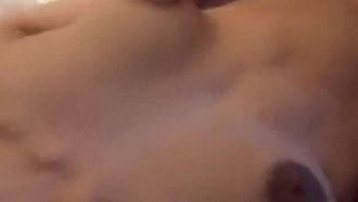 Apri la bocca! Il ragazzo prepotente ha ordinato alla sua ragazza obbediente di prepararsi per un pompino!
