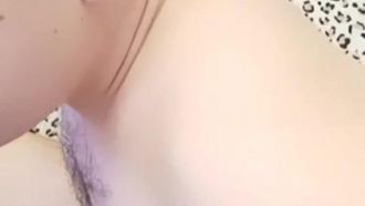É ótimo ter dinheiro! O tio encontrou uma garota jovem e carinhosa para fazer um show de sexo com duas pessoas. Depois que a garota o lambeu com força, ele se aproximou e a sacudiu com força.