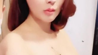 [태국 사랑 첩] 오늘 밤, 태국의 미인은 매우 매혹적입니다. 그녀는 아름다운 털이없는 핑크색 보지를 가지고 있으며, 그녀는 무릎을 꿇고 입으로 핥고 있습니다.