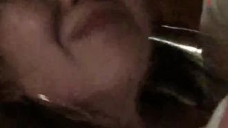 안경 쓴 남자친구와 섹스를 하는 멋진 미녀의 셀카가 유출됐다. 격정적인 충돌로 그녀는 오르가즘을 느끼며 비명을 질렀다.