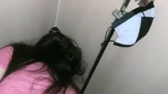 Una chica espectacular practica sexo al aire libre en el baño de un centro comercial. Ella se pone en cuclillas y le hace una mamada, le quita el culo y luego se la folla duro gimiendo.