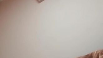 Ein Ehemann schließt sich mit einem vollbusigen Mädchen gemischter Abstammung zusammen, um eine Live-Übertragung zu starten und so Taschengeld zu verdienen. Die beiden werden immer aufgeregter, und man kann allein beim Anblick ihrer beiden erkennen, wie viel Spaß es macht Ausdrücke!