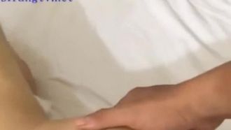 Minha esposa se transformou em uma putinha e mostrou a cara perfeitamente ~ela continuou ligando para o papai durante a conversa obscena