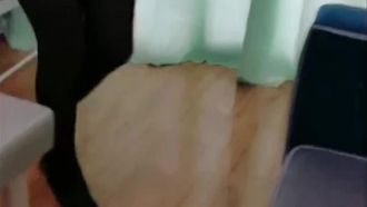 剧情演绎性感黑丝袜女老师被色学生跟蹤回家，最后还给上了～