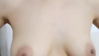 Una giovane donna snella e bella con grandi seni fa sesso con il suo partner sessuale. La grande mucca nera vibra e si masturba in posizione 69, facendo un pompino e cavalcando sopra.