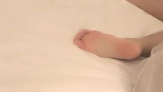 3 donne e 3 uomini fanno esercizi di gruppo in hotel, le dee con i corpi migliori si leccano e si fanno scopare ~