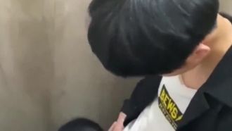 Das junge verliebte Paar konnte seine Lust nicht zurückhalten. Nach dem Essen im Restaurant gingen sie auf die Toilette, um Schwänze zu essen