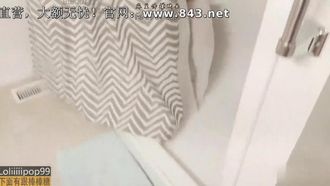 「下面有跟棒棒糖」最新剧情作品～清纯室友被发现在浴室自拍自慰，立马被一阵暴操～
