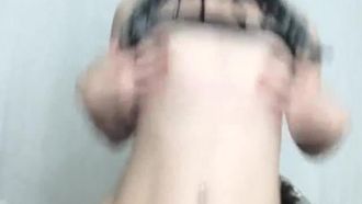 Xiaoyu, una celebrità di Internet specializzata nel mangiare cazzi stranieri, questa volta ha fatto sesso con un uomo con un grosso cazzo brasiliano. Il suo buco è stato violentemente speronato e la sua bocca era piena di sperma~