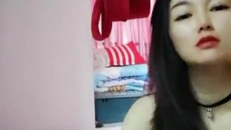 Le ragazze professioniste che escono dal club per servire tutti gli ospiti a casa hanno una varietà di movimenti paragonabili allo yoga aereo~