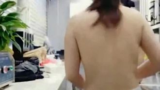 Una cameriera in un negozio di tè al latte lavora part-time come conduttrice online Dopo l'orario di chiusura, fa sesso con i suoi colleghi al bar~
