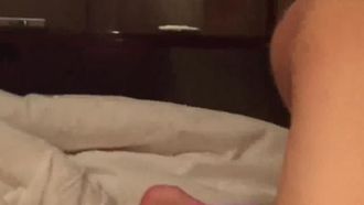 여대생이 가슴을 가방으로 바꾸고 슈가대디와 호텔 방에 체크인해 섹스를 한다~