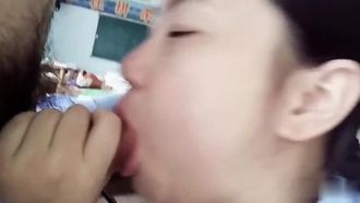 반 친구들이 교실에 오기 전에 남자 친구는 여자 친구의 지퍼를 풀고 그녀에게 막대기를 먹였습니다!