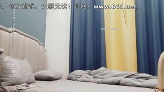 „Li Ba Ba's National Beauty Search“ Die hübsche kleine Schlampe muss schon lange hungrig gewesen sein, sie kann es kaum erwarten, den Schwanz zu sehen~