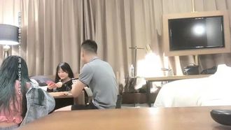 “Procurando Flores pelo Caminho” O irmão gordo e a jovem gordinha saíram da mesa de jogo e continuaram a fazer sexo. A jovem foi fodida até suas pernas ficarem quase fracas ~.