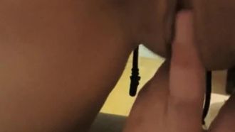 涙目でキュートなバニー耳の女の子がセクシーな黒ストッキングを履いてオマンコをおもちゃで満たします~