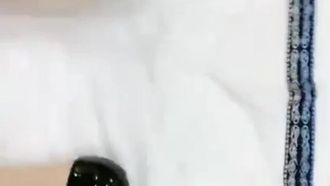 Avove prende appuntamento con una bellissima ragazza dalle gambe lunghe. Prima si fa sditalinare la figa depilata e poi si scopa il creampie senza preservativo.