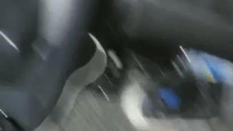 Симпатичная девушка с длинными волосами играет со своим дядей в машине. После секса она не удовлетворена, поэтому может сама поиграть с вибратором~