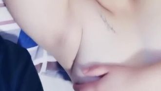 爆乳白嫩人妻一早就想打晨炮吃鸡，把老公肉棒弄硬后自己骑上去~