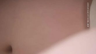 Il ragazzo tatuato è così sexy che ha preso appuntamento con una ragazza bianca e nera per fare sesso insieme e ha anche servito il pranzo sul treno~