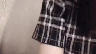 A linda “garota do segundo ano” seduz o massagista que vem até a casa dela para fazer sexo e quer gozar na bucetinha dela sem camisinha~