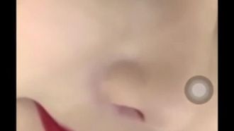 가슴이 큰 흥분한 소녀는 자지를 먹는 것을 너무 좋아해서 아빠의 발을 핥아 자지를 먹습니다 ~