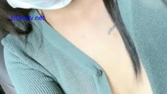 Die großbrüstige Schwester Li Fei'er freundete sich mit ihr an, indem sie im Auto mit einem Vibrator spielte, was sie geil machte. Sie ging ins Hotel, um intensiven Sex mit einem hübschen Angestellten zu haben