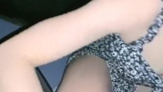 Sullo schermo del cinema, si vede Mulan uccidere nemici e scopare stranieri, mentre la ragazza sexy viene scopata dal suo ragazzo senza preservativo sul sedile~