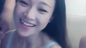 文艺女青年的精彩夜生活~气质妹子约两个粉丝来家中玩3P，床上骚浪与文艺气质反差超大~