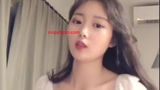 文靜型的美少女~修長美腿高挑身材，清純的臉蛋嬌滴滴想讓哥哥約！