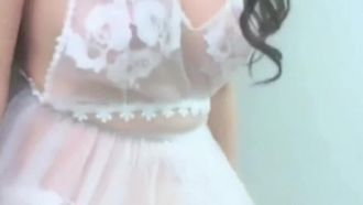 Tang Zexue, une présentatrice en direct avec une belle apparence et de beaux seins, séduit les gens dans son émission en direct. Ses tétons roses et ses fesses invincibles attirent l'attention des papas~.