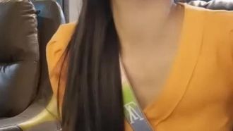 En quête d'excitation, la jeune femme élancée s'est rendue aux toilettes publiques pour bourrer son vagin d'un vibromasseur et l'a diffusé en direct. Elle a également mis ses sous-vêtements dans sa bouche pour éviter de gémir ~.