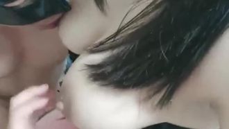 饥渴的大奶少妇玩3P让两男一人一边吃奶刚刚好，上下两个洞都让肉棒插好插满~