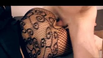 Una giovane donna in calze nere fa sesso appassionato con un fusto del fitness sul divano ~ Penetrazione violenta senza preservativo, schizzi di sangue e onde tremanti delle natiche
