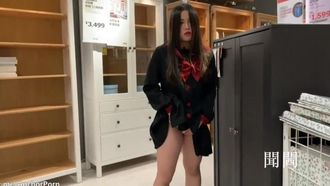 Le ragazze della scuola sono così coraggiose in così giovane età. Si mettono un vibratore nelle mutande e vanno all'IKEA per soddisfare il loro desiderio di esposizione~