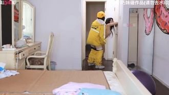 The courier boy’s biggest bonus so far~ He was fucked hard by a slutty little girl!