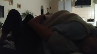 요즘 학생들은 노는 법을 정말 잘 알고 있어요. 함께 사는 젊은 커플은 큰 검은 소를 사용하여 섹스를 도와주기도 하는데, 소녀들은 참을 수가 없어요~