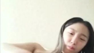 The long-haired cute girl is picking her pussy live, begging for your attention, the sound of her fingers pumping her pussy is really nice~