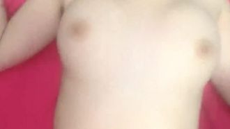 La gattina selvatica rosa e bellissima per eccellenza nata negli anni '00 trasmette in diretta sesso con il suo partner sessuale, i suoi seni tremano ed è molto attraente