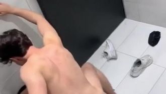 ナイトクラブでワインを飲んだ後、セックスしたくなりました～少年は犬のように彼女を犯しました ナイトクラブのトイレはセックスに使うためだけにとても広かったです！