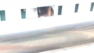 Tout le balcon est ma salle de sexe~ Le jeune couple n'est pas rentré chez lui pendant les vacances, alors ils ont fait l'amour sur le balcon du dortoir pour que toute l'école puisse les regarder~